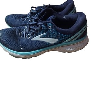 11 Brooks Ghost blue and gray sneakers